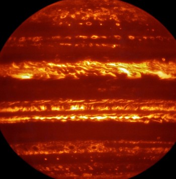 W ramach przygotowań do zbliżającego się przybycia statku kosmicznego NASA Juno w lipcu 2016 roku astronomowie wykorzystali ESO Very Large Telescope w celu uzyskania nowych spektakularnych obrazów Jowisza w podczerwieni za pomocą instrumentu VISIR. Są one częścią kampanii mającej na celu stworzenie wysokiej rozdzielczości map tej gigantycznej planety, aby informować o działaniach podjętych przez Juno w ciągu następnych miesięcy, pomagając astronomom lepiej zrozumieć gazowego giganta. Fałszywy kolor zdjęcia został stworzony przez wybór i połączenie najlepszych zdjęć uzyskanych z wielu krótkich ekspozycji VISIR przy długości fali 5 mikrometrów.