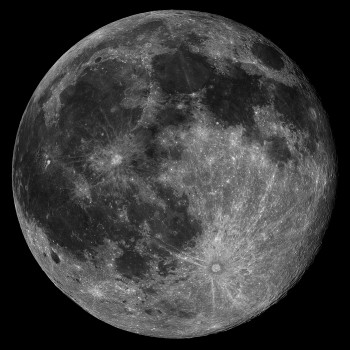 Szczegóły powierzchni Księżyca są wyraźne i ostre na tym zdjęciu podjętym w dniu 20 czerwca 2016 roku z Włoch. 
