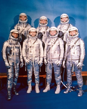 Od lewej: Walter Schirra, Donald Slayton, John Glenn, i Scott Carpenter; z tyłu: Alan Shepard, Virgil Gus Grissom oraz Gordon Cooper.