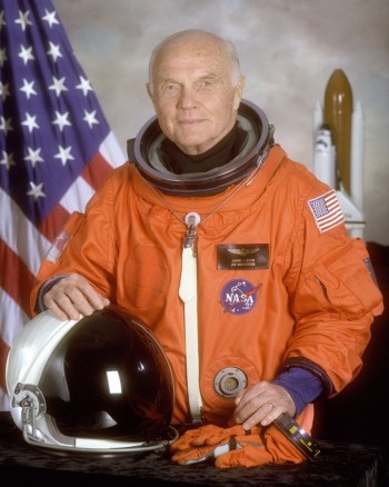 Portret senatora Johna Glenna przed jego drugim lotem na orbitę.