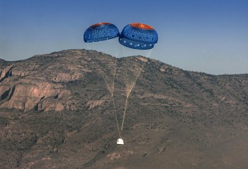 Blue_Origin_Test_Landing_with_Parachutes_April_2015