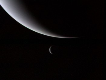 Zdjęcie Neptuna i Trytona wykonane przez Voyagera 2 podczas przelotu.