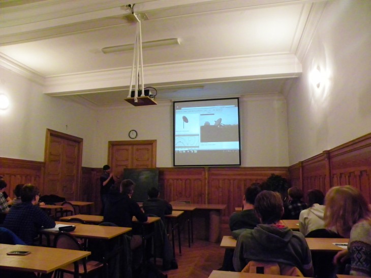 Na zdjęciu uczestnicy zasłuchani w referat o radioastronomii. W momencie robienia fotografii prelegent demonstrował używanie radioteleskopu w czasie rzeczywistym.