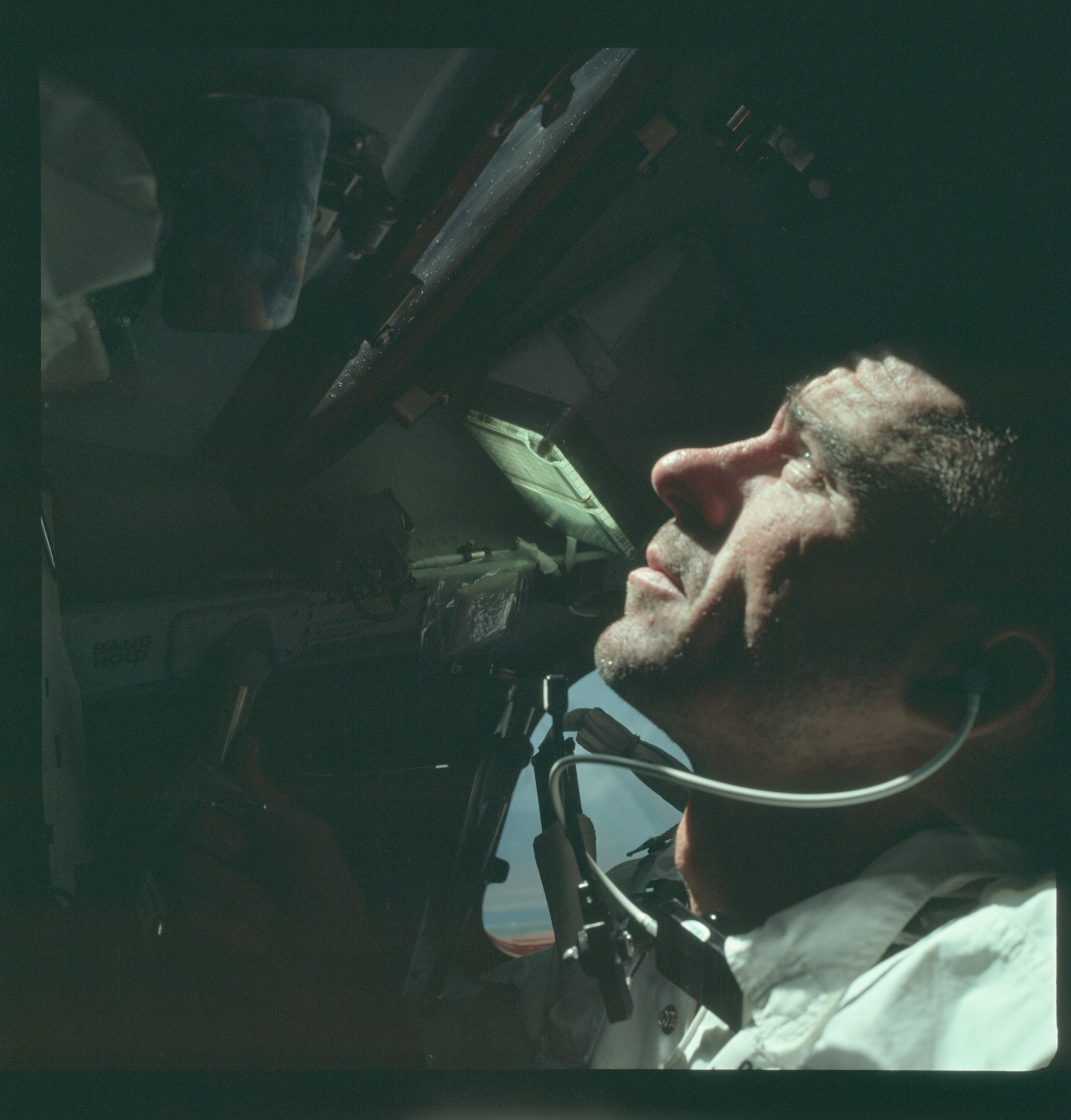 Walter Cunningham pełniący rolę pilota modułu księżycowego na pokładzie statku kosmicznego podczas misji Apollo 7, czyli pierwszego załogowego lotu w ramach programu Apollo, którego celem było przetestowanie statku, przećwiczenie manewrów w przestrzeni kosmicznej i przeprowadzenie wielu innych eksperymentów. Przez wydarzenia, jakie miały miejsce podczas tego lotu, żaden z astronautów obecnych na pokładzie Apollo 7 nie powrócił już do przestrzeni kosmicznej.