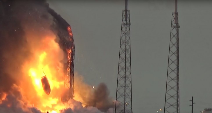 Zdjęcie zrobione chwilę po wybuchu rakiety Falcon 9, do którego doszło podczas procedury przedstartowej 1 września 2016r. Fotograf uchwycił moment upadku ładunku wartego prawie 200 mln. dolarów – geostacjonarnego satelity telekomunikacyjnego AMOS-6,