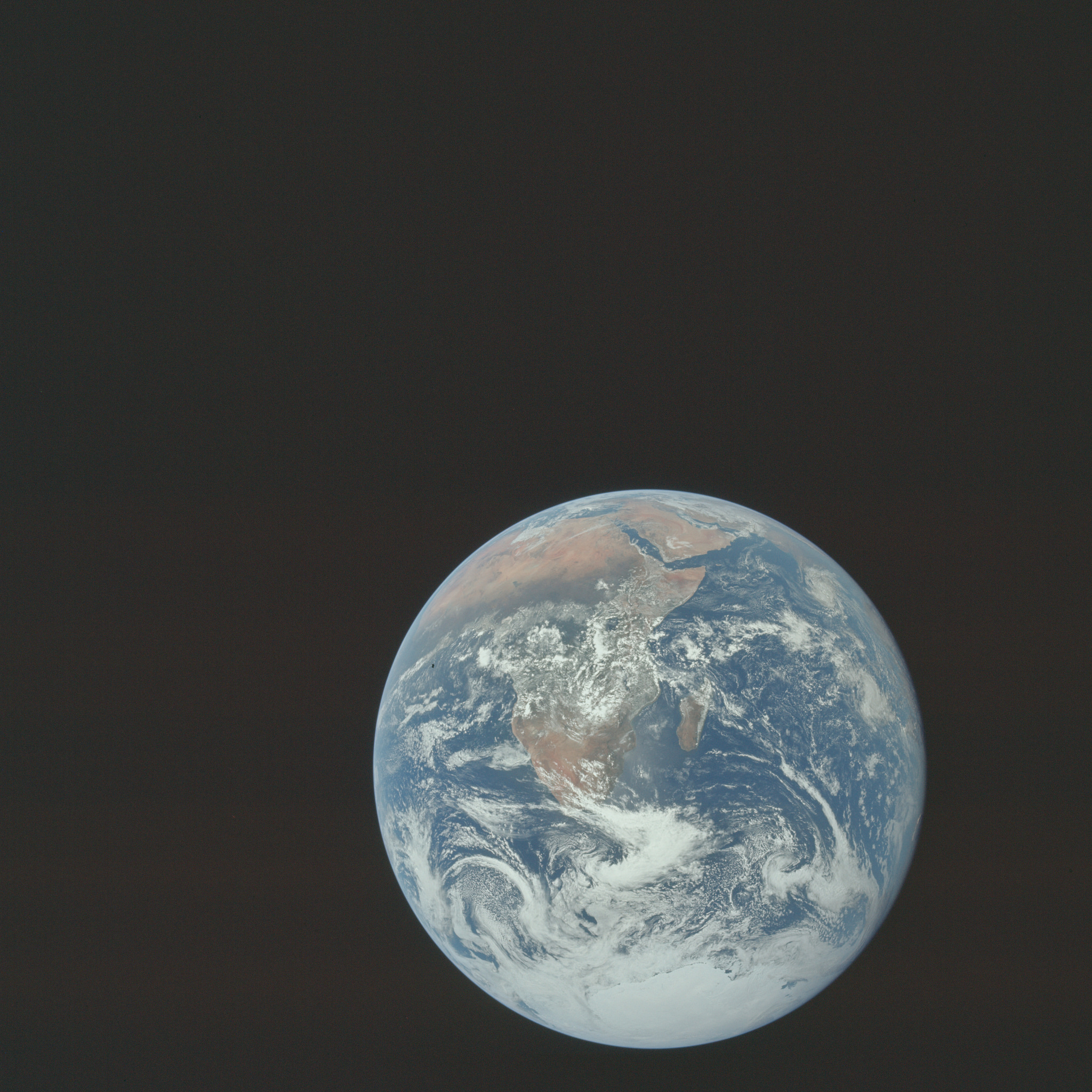"The Blue Marble" - Obraz Ziemi widziany przez załogę Apollo 17 podróżującą w kierunku Księżyca. Obszar widoczny na zdjęciu rozciąga się od Morza Śródziemnego po lodowe czapy Antarktydy na południu. Jest to pierwszy raz, gdy tor lotu Apolla umożliwia sfotografowanie czap lodowych na Antarktydzie. Niemal całe wybrzeże Afryki jest dobrze widoczne.