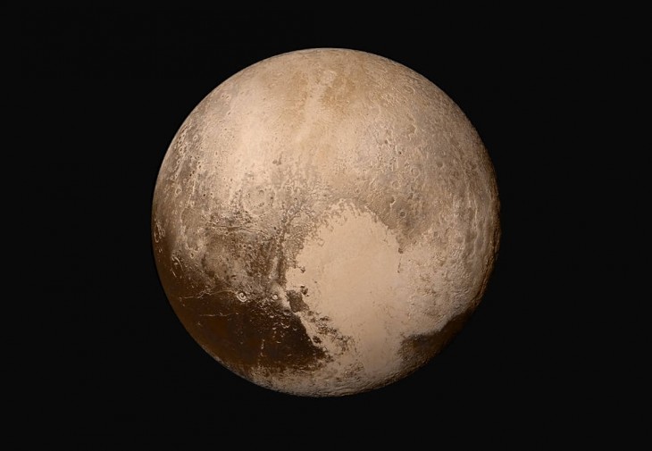 Pluton w rzeczywistych kolorach. Widoczny jest biały obszar w kształcie serca, nieformalnie znany jako Sputnik Planitia.