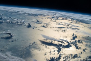 Z Międzynarodowej Stacji Kosmicznej wydarzenia na Ziemi mają nową perspektywę. Na Morzu Filipińskim burza stanowi eteryczny widok.