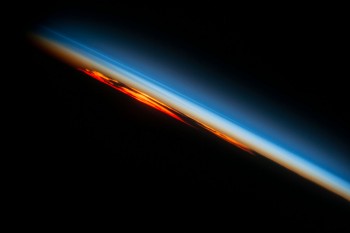 Kiedy Słońce zachodzi nad południowym Oceanem Atlantyckim, ISS "wyciąga" ostatnie promienie koloru z atmosfery.