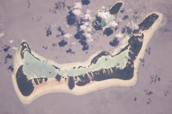 Niepowtarzalny widok wyspy Weda Atoll w Indonezji widziany z ISS.