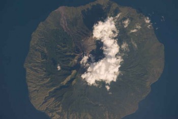 Wulkan Sangeang Api w centralnej Indonezji.