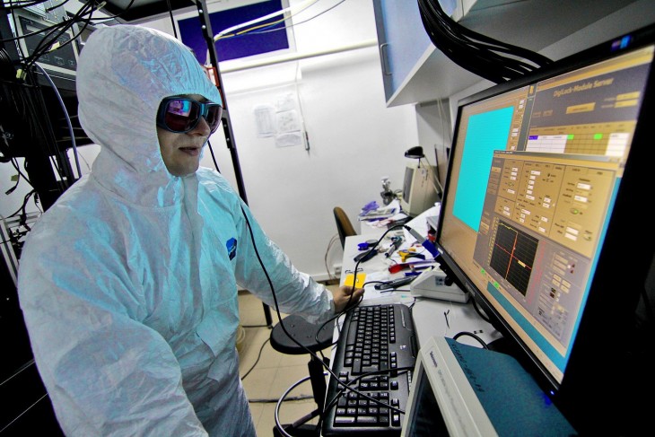 Eksperymenty przy optycznym zegarze atomowym w Krajowym Laboratorium FAMO.