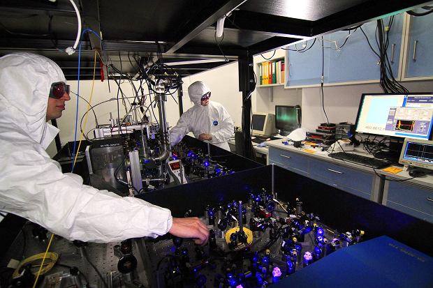 Eksperymenty przy optycznym zegarze atomowym w Krajowym Laboratorium FAMO. 