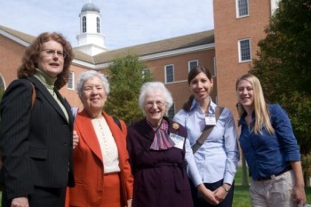 Vera Rubin (druga od lewej) na konferencji kobiet w astronomii.
