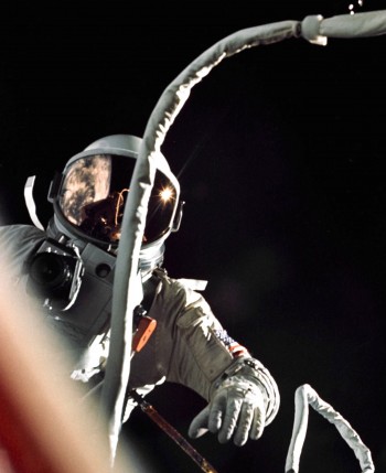 Cernan podczas spaceru kosmicznego. Misja Gemini 9