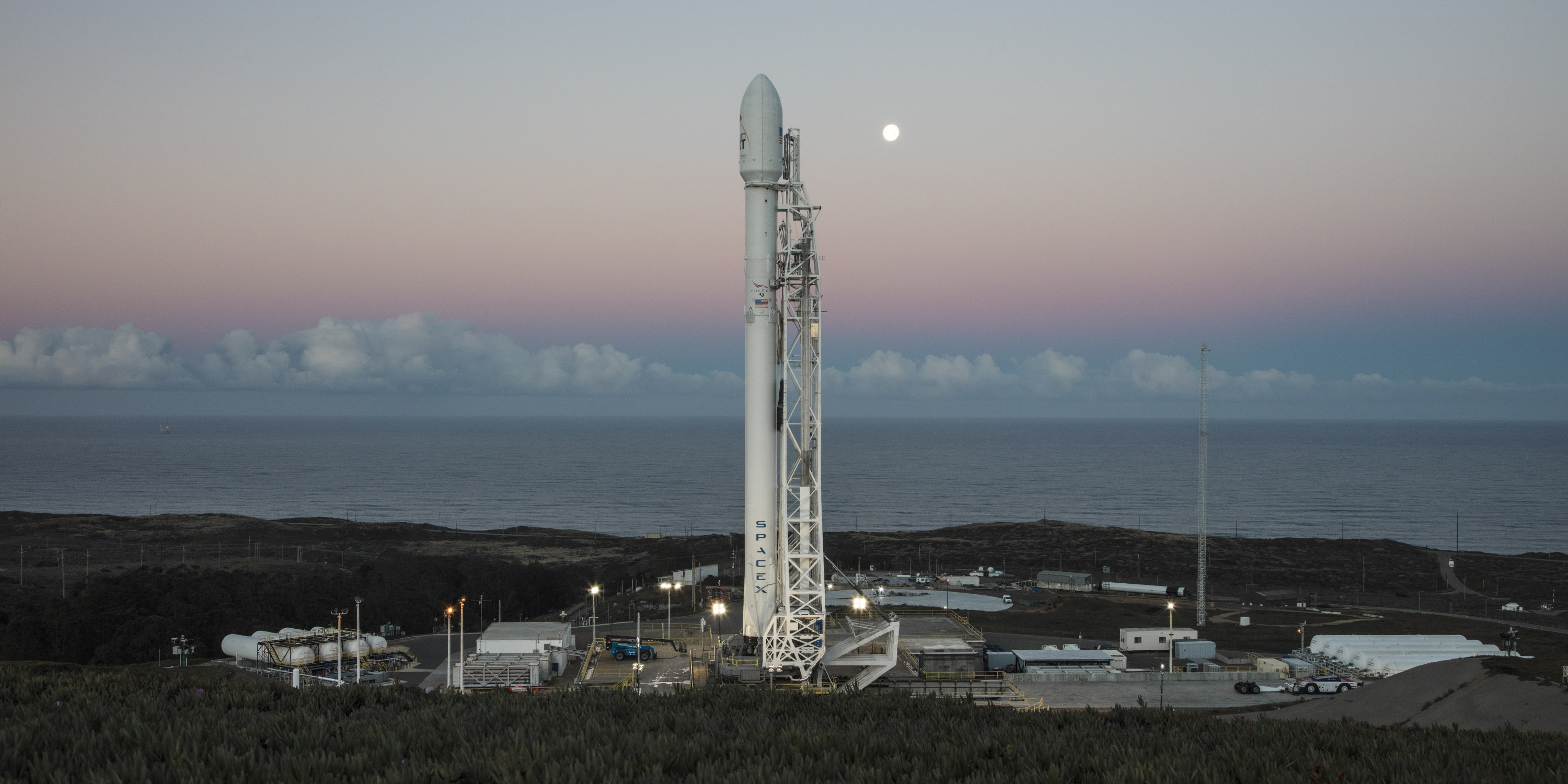 Rakieta Falcon 9 wraz z ładunkiem na kilka godzin przed planowanym startem.