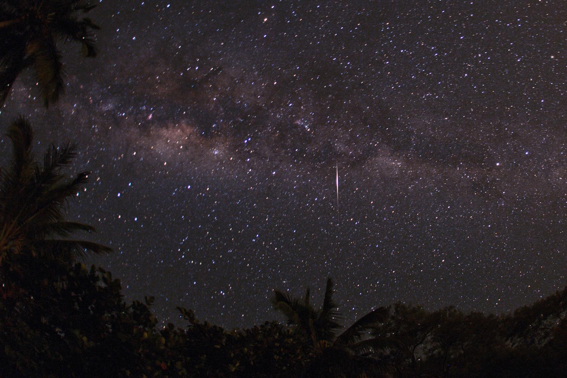 Nocne niebo w Brazylii: smugi flar Iridium.