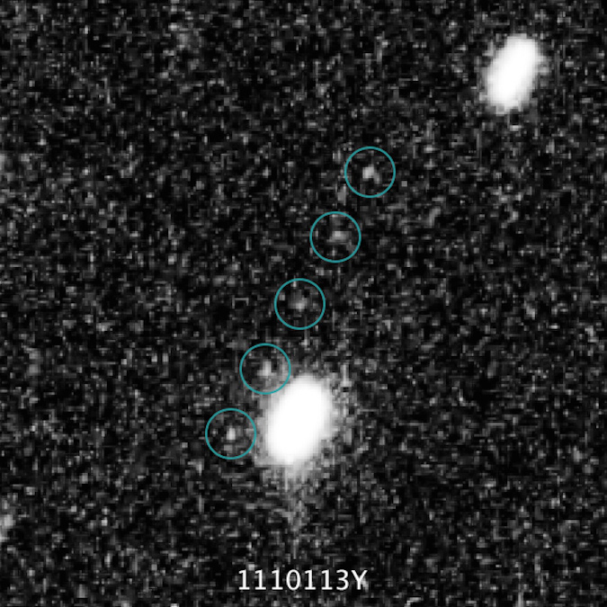 Obiekt 2014 MU69 widziany przez Teleskop Hubble’a poruszający się przez pole gwiazd z serii obrazów z lipca 2014 roku.