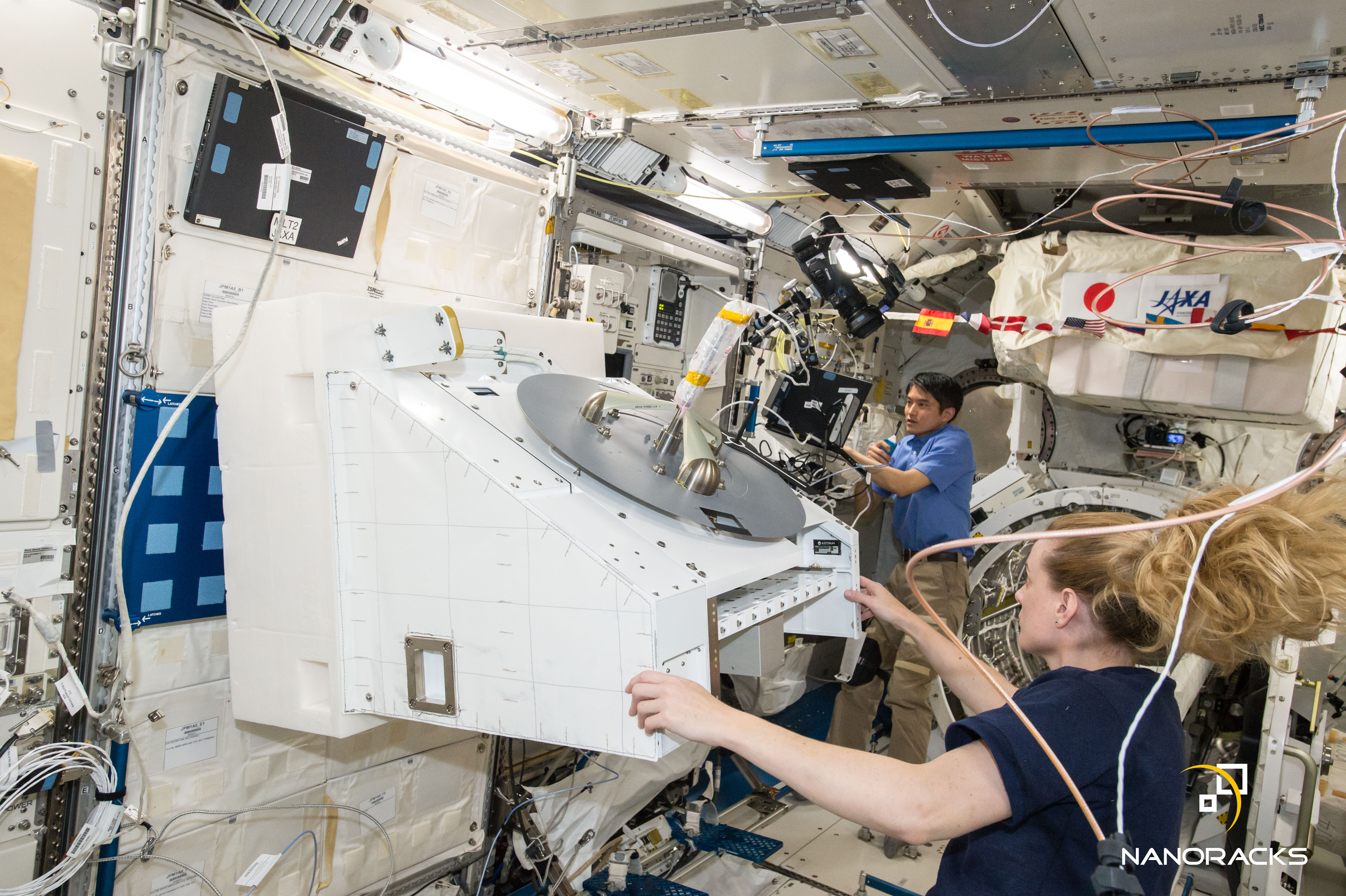 Zdjęcie wykonane na ISS w sierpniu 2016 roku podczas instalacji wyprodukowanej przez NanoRacks Zewnętrznej Platformy.
