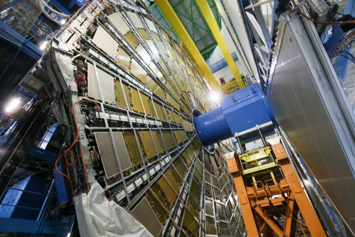 Wielki Zderzacz Hadronów w ośrodku naukowo-badawczym CERN na przedmieściach Genewy w Szwajcarii.