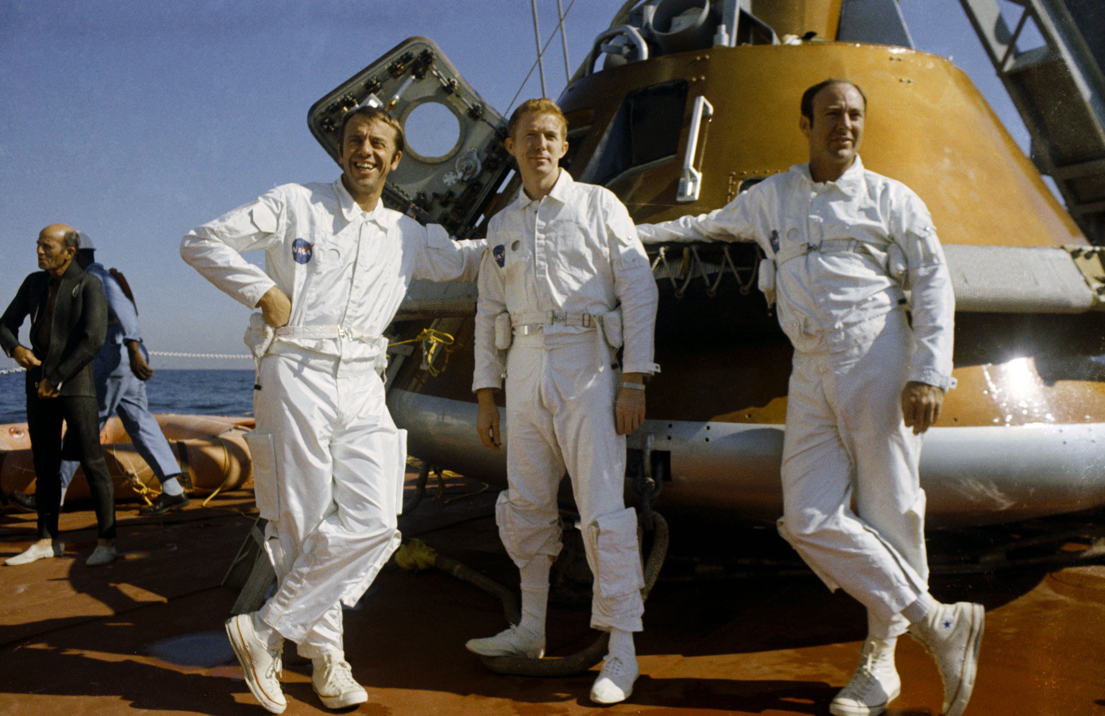 Załoga Apollo 14 po zakończonym treningu na morzu