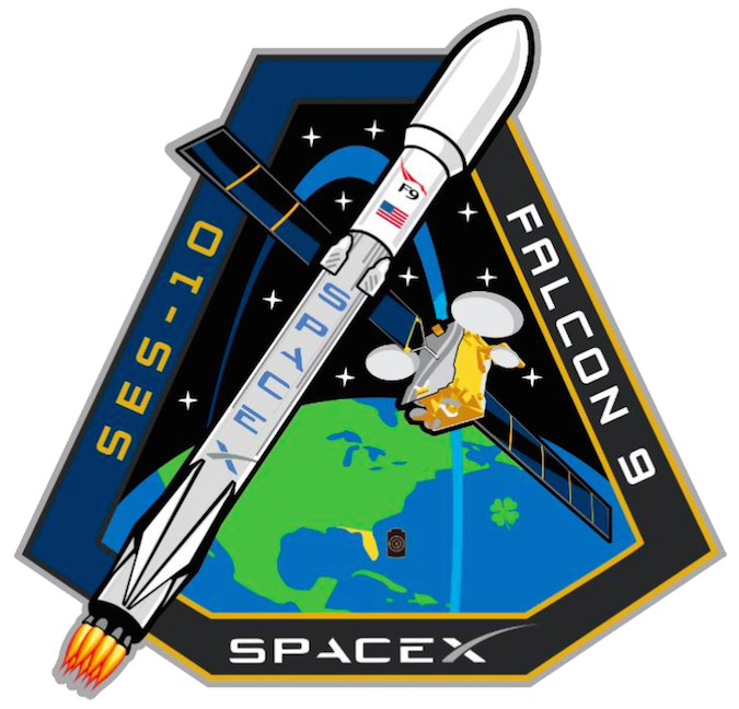 Logo misji wyniesienia satelity SES-10 przez rakietę Falcon 9 realizowanej przez amerykańskie przedsiębiorstwo przemysłu kosmicznego SpaceX.