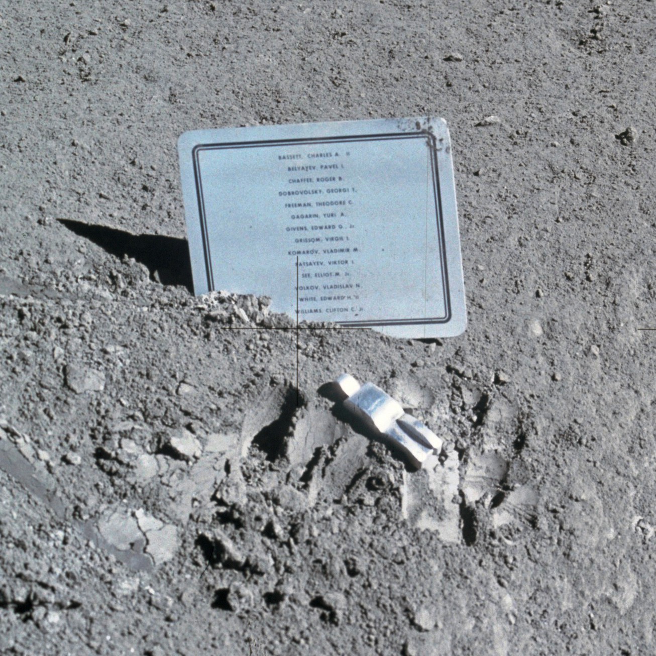 David Scott pozostawił na Księżycu tabliczkę upamiętniającą poległych astronautów. Nazwisko Grissoma jest ósme od góry.