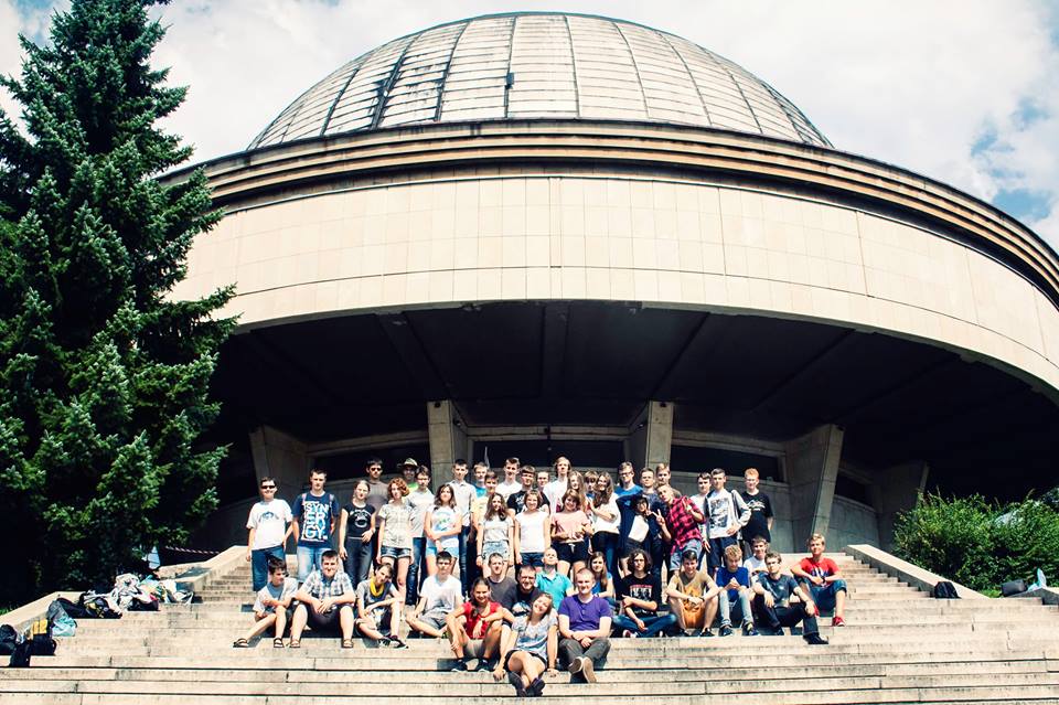 Uczestnicy obozu na tle kopuły Planetarium Śląskiego w Chorzowie.