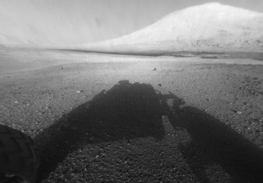 Aeolis Mons (zwana też Górą Sharpa) daleko przed Curiosity. Zdjęcie zostało wykonane tuż po lądowaniu łazika na Marsie. Od tamtego czasu przebył on długą drogę.
