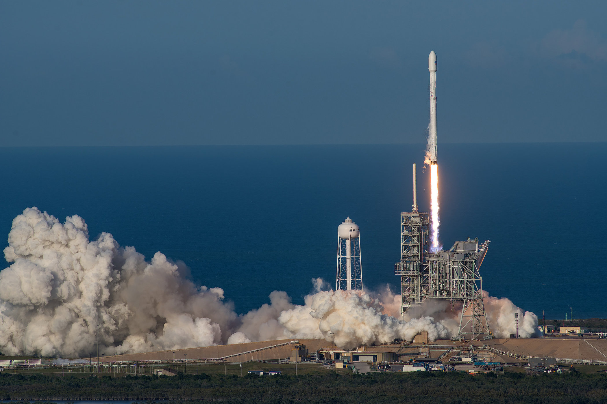 Na zdjęciu rakieta Falcon 9 startująca z ładunkiem z Centrum Kosmicznego Kennedy'ego.