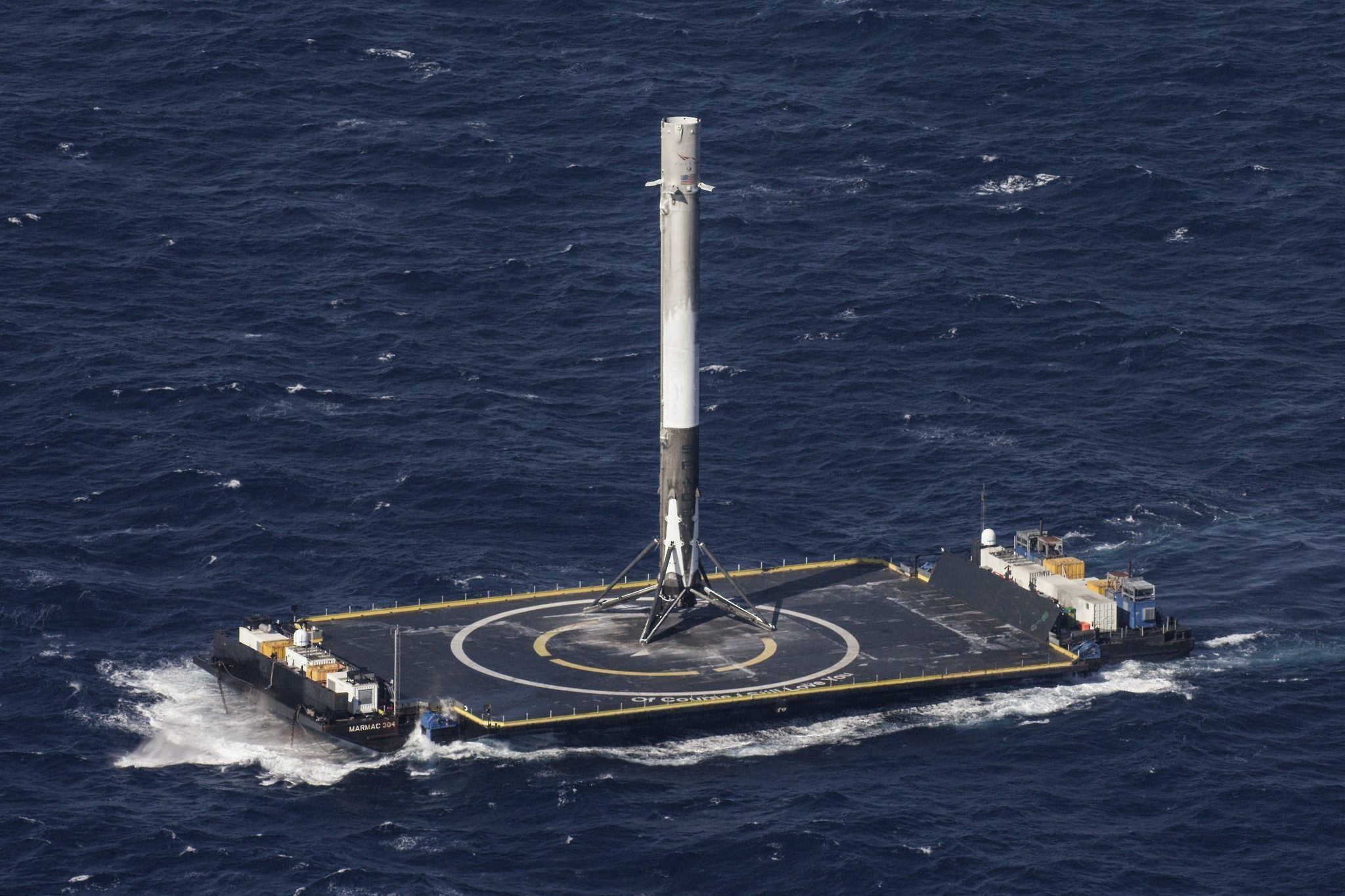 Zdjęcie wykonane tuż po pierwszym lądowaniu rakiety Falcon 9 w ramach misji CRS-8.