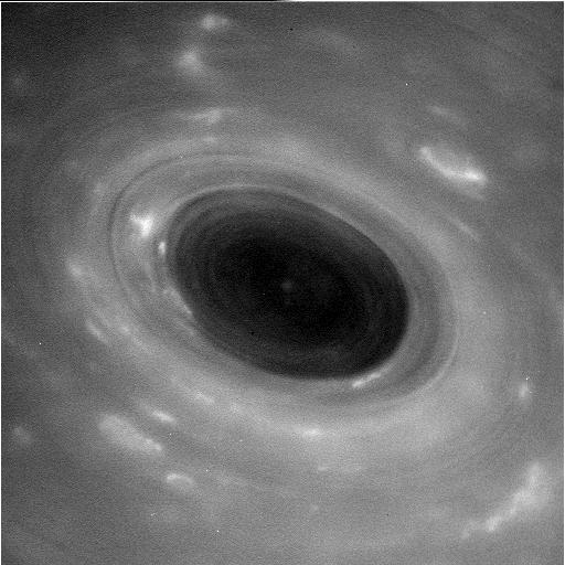 Atmosfera Saturna z (naprawdę) bliska