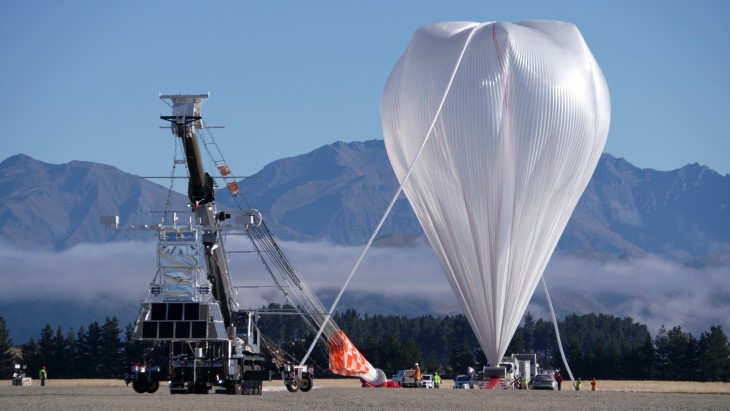 Napompowany i gotowy do wzlotu balon na lotnisku Wanaka, Nowa Zelandia. Nalon wystartował 25 kwietnia o 10:50 czasu lokalnego.