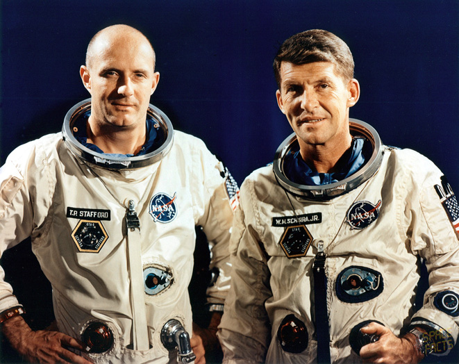 Walter Schirra i Thomas Stafford pozują do zdjęcia przed lotem załogowym GT-6.