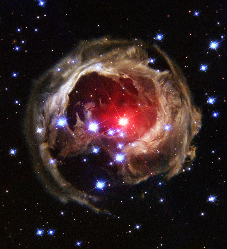 Gwiazda V838 Mon znajduje się w gwiazdozbiorze jednorożca. Zdjęcie zostało wykonane w 2004 r.