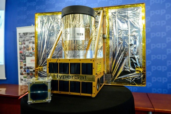 Konferencja prasowa nt. projektu HyperSat, na której zaprezentowano koncepcję oraz model poglądowy innowacyjnego mikrosatelity odbyła się 26 bm. w Centrum Prasowym PAP. HyperSat to modułowa, uniwersalna platforma satelitarna, która, zaopatrzona w specjalistyczne instrumenty, pozwoli realizować szerokie spektrum misji kosmicznych, o różnym przeznaczeniu - od radarowych przez telekomunikacyjne, aż po optyczne (obserwacyjne).
