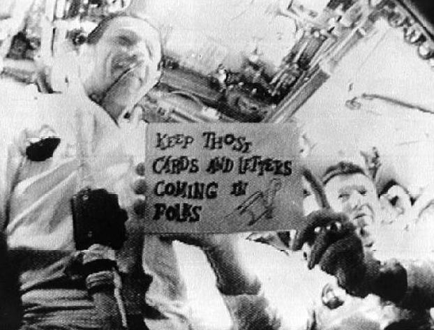 Kadr uchwycony przez kamerę telewizyjną na pokładzie Apollo 7 pokazuje Schirrę i Eisele.