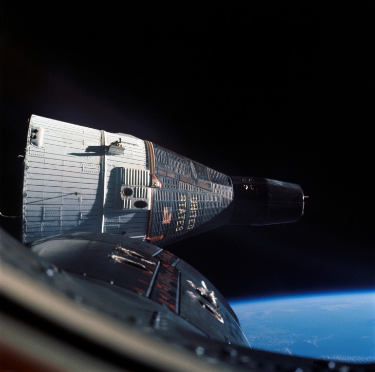 Zdjęcie kapsuły Gemini 7 zostało wykonane przez okno ze statku Gemini 6.