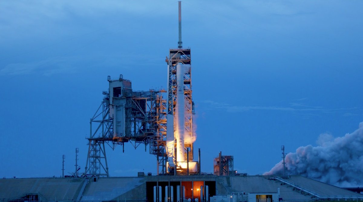 Rakieta Falcon 9 v1.2 w wersji rozszerzonej, tzn. o większej ładowności lecz niezdatna do lądowania, podczas próbnego zapłonu 29 czerwca 2017 r.