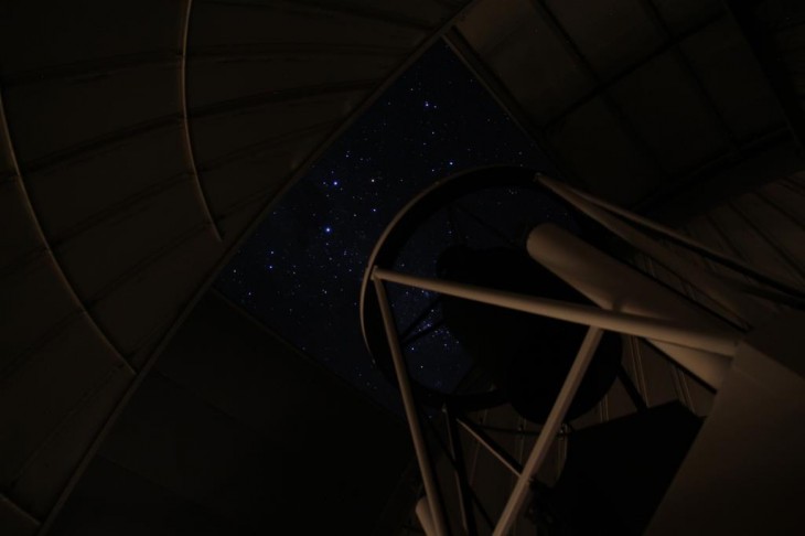 Rozgwieżdżone niebo z wnętrza otwartej kopuły teleskopu OGLE