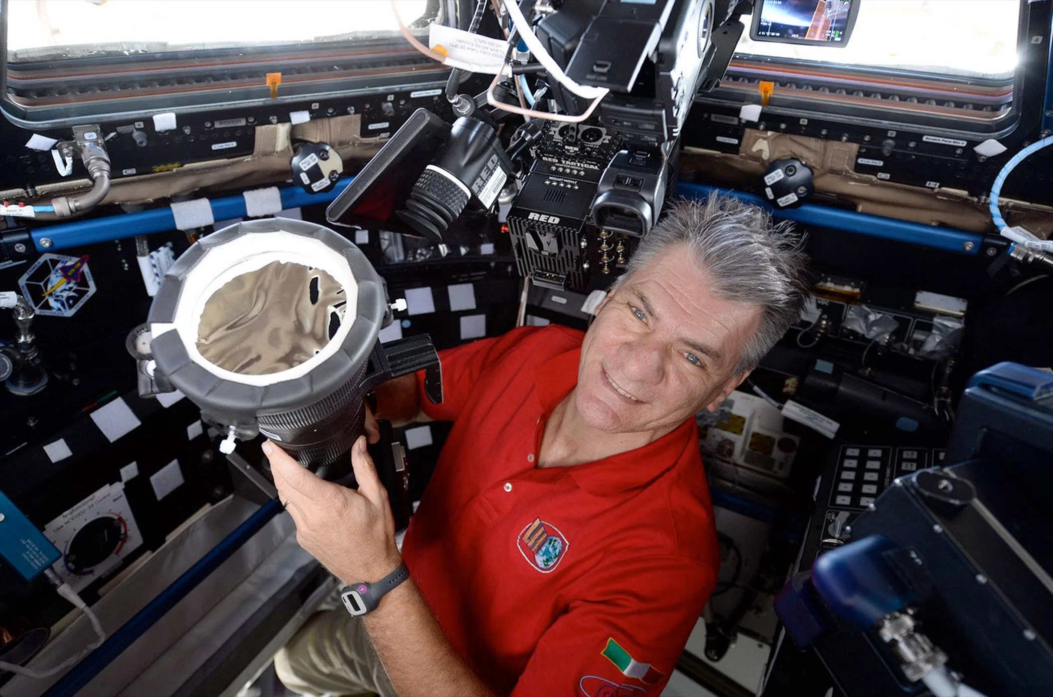 Paolo Nespoli przygotowuje swój aparat, wyposażony w soczewki 400mm i filtr przeciwsłoneczny, do zrobienia zdjęć z modułu Cupola na pokładzie ISS.
