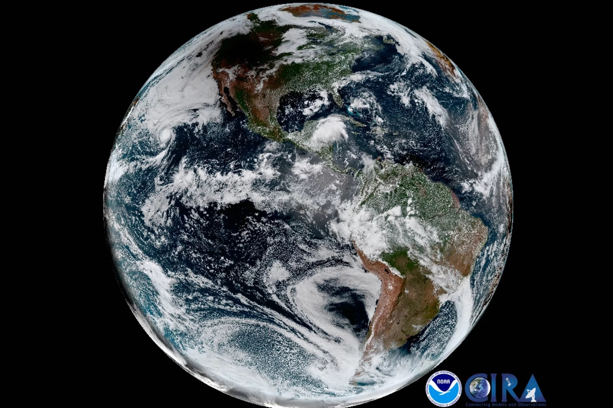 Kontynuując swoją podróż do Atlantyku cień Księżyca znajduje się na wschód od rzeki Mississippi. Zdjęcie pochodzi z Advanced Baseline Image, będącego częścią GOES-16, który może wykonać obraz całej Ziemi taki jak ten co kwadrans.