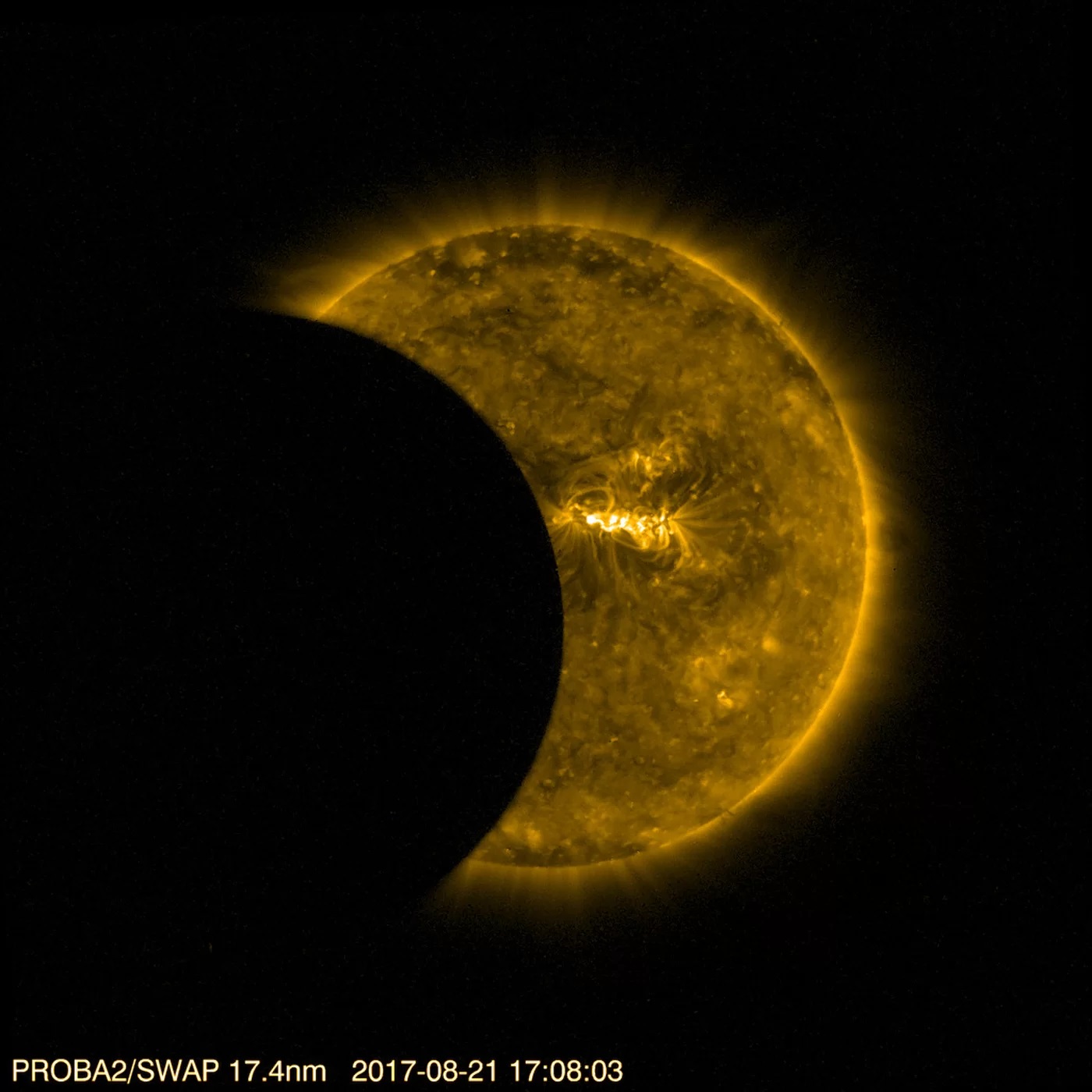 Ta fotografia wykonana przez SWAP przedstawia tarczę Słońca w głębokim ultrafiolecie, by ukazać burzliwą powierzchnię i wirującą koronę odpowiadające temperaturze około miliona stopni.