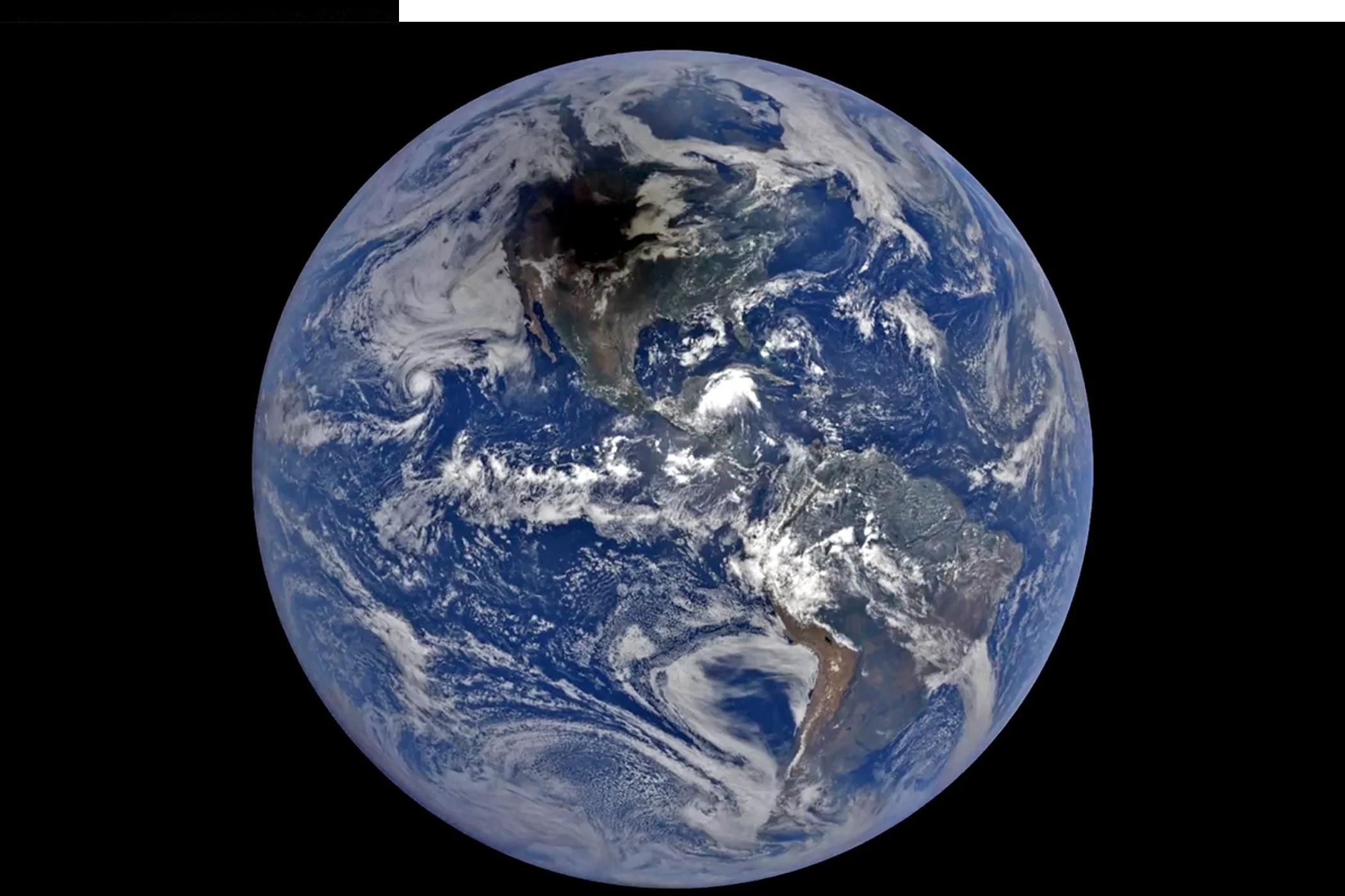 Daleko w kosmosie, należąca do NASA Earth Polychromatic Imaging Camera wysłała 12 EPICkich zdjęć cienia Księżyca sunącego po obszarze Ameryki Północnej w naturalnych barwach.