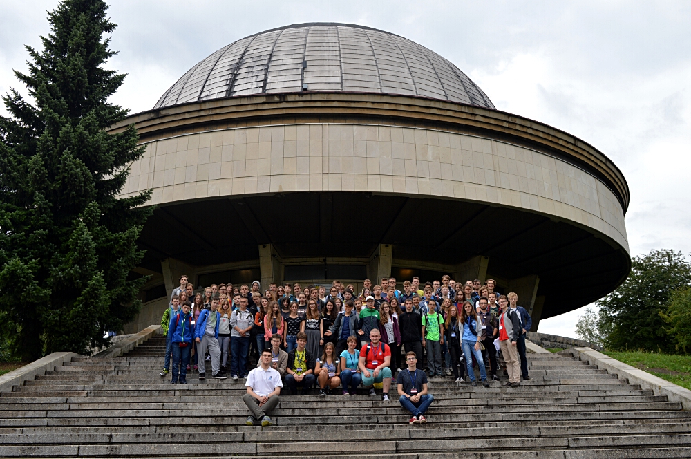 Uczestnicy obozu na tle Planetarium Śląskiego w Chorzowie.