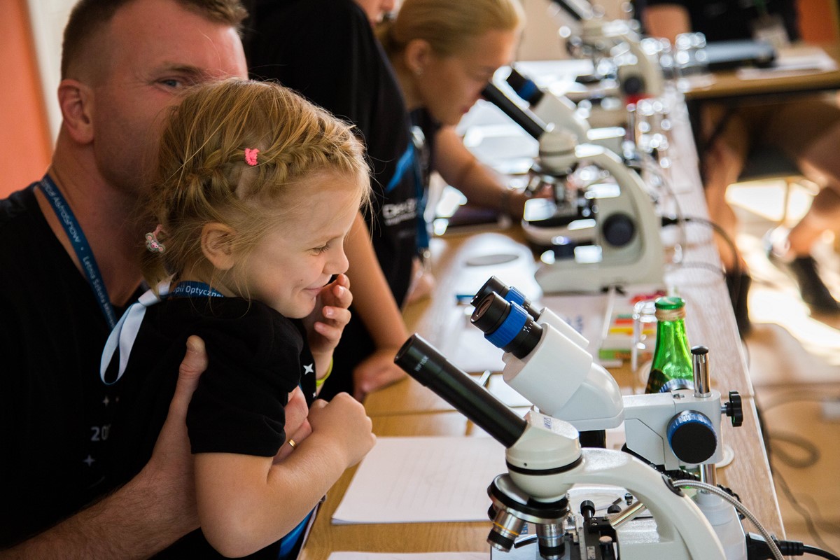 Sala mikroskopowa, w której młodzież badała przeróżne, otaczające nas rzeczy, przyciągała również te „większe dzieci”.