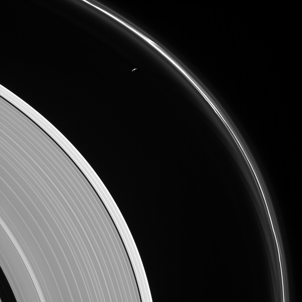 Księżyc Saturna - Prometeusz pomiędzy pierścieniami A i F