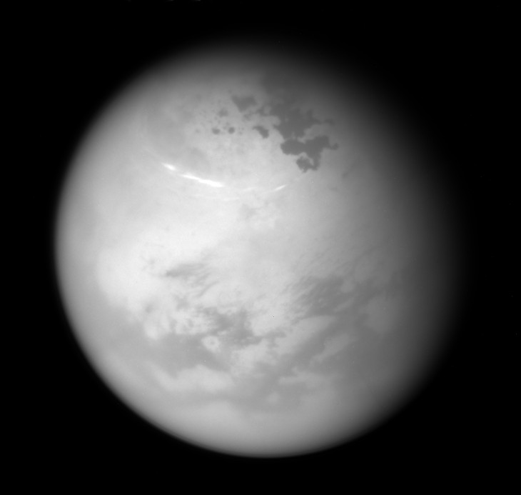 Niesamowite zdjęcie Tytana, z widocznymi chmurami metanu.