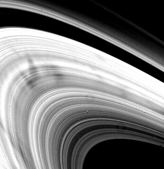 Tak zwane "szprychy" widoczne na jednym z pierścieni Saturna.