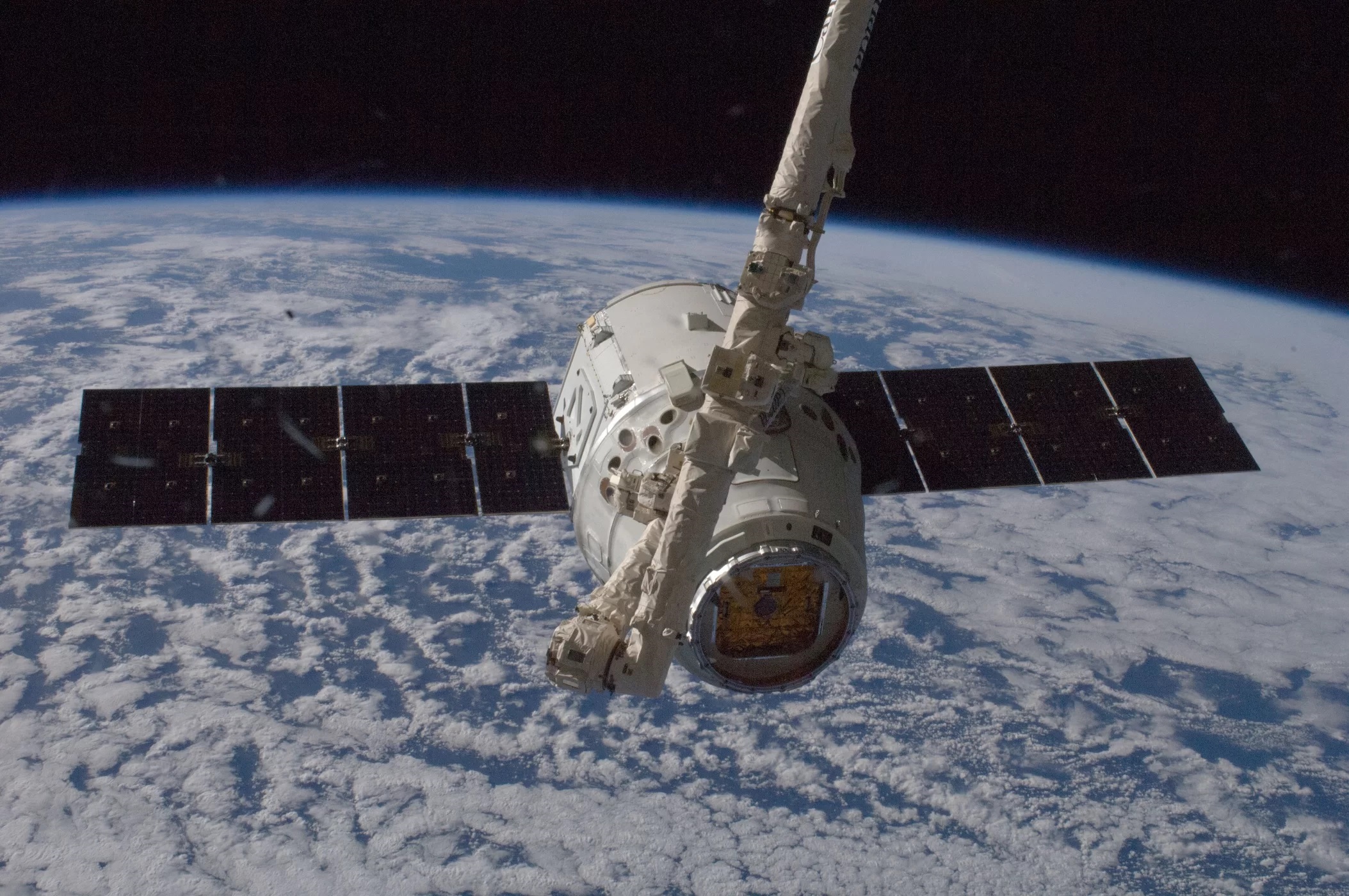 10 października 2012 roku, wykonując operacje ze stacji roboczej w środku kopuły o siedmiu oknach, Aki Hoshide – astronauta Japońskiej Agencji Eksploracji Przestrzeni Kosmicznej, inżynier 33 Ekspedycji – wraz z astronautką NASA Sunitą Williams (dowódczyni) przechwycili o 6:56 (EDT) Dragona oraz użyli ramienia robotycznego, by podczepić go do stacji.